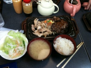 ハンバーグとチキン定食